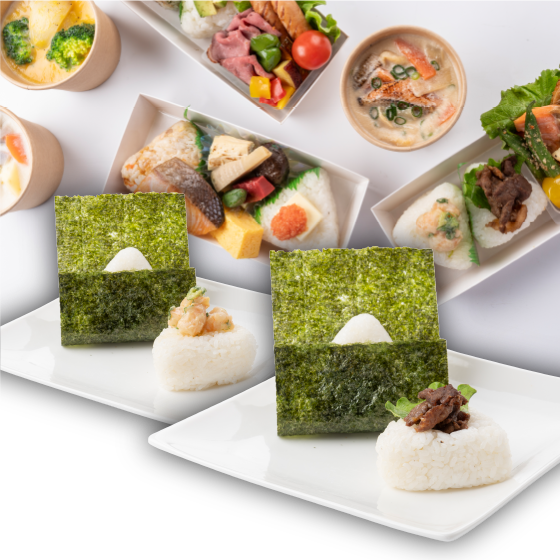 具材付きおにぎりと色とりどりのおかず