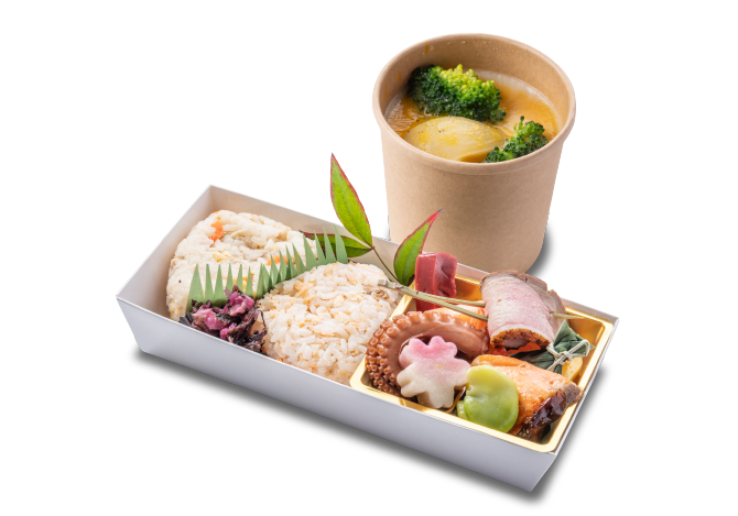 おにぎりと彩り豊かなおかずの弁当と汁物